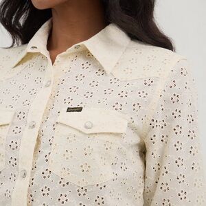 NWT Wrangler Yellow Rose Kendra Scott Women’s Eyelet Pearl Snap Western Shirt